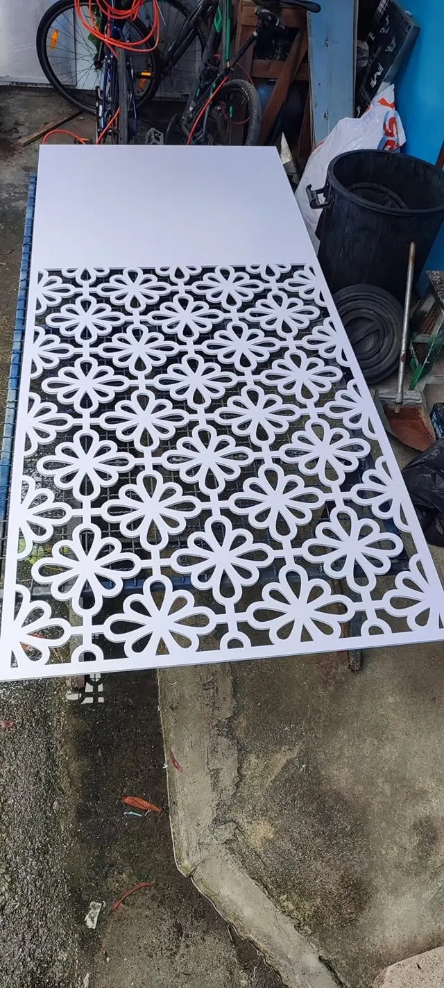 แผงพลาสวูดฉลุลายดอกไม้สีขาว ขนาดเต็มแผ่น หลังตัดเสร็จจากเครื่อง CNC