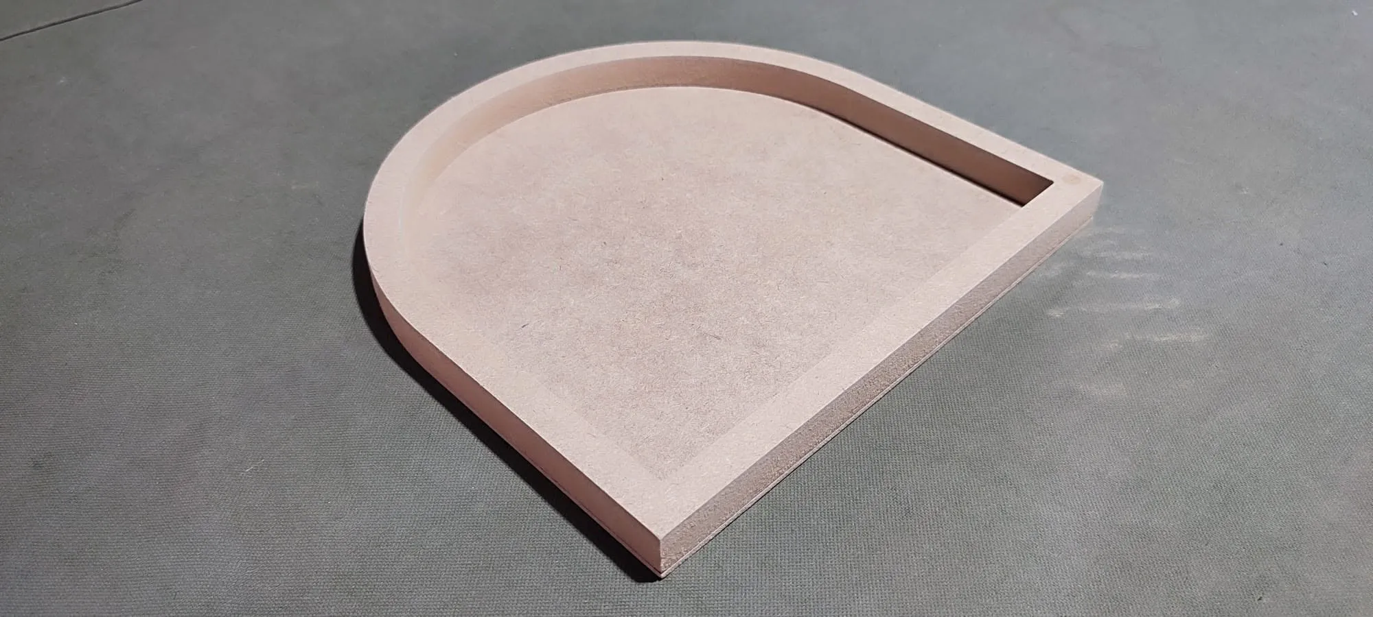 ถาดไม้ MDF ทรงโค้งครึ่งวงกลม กัดร่องด้วย CNC ขอบเรียบ