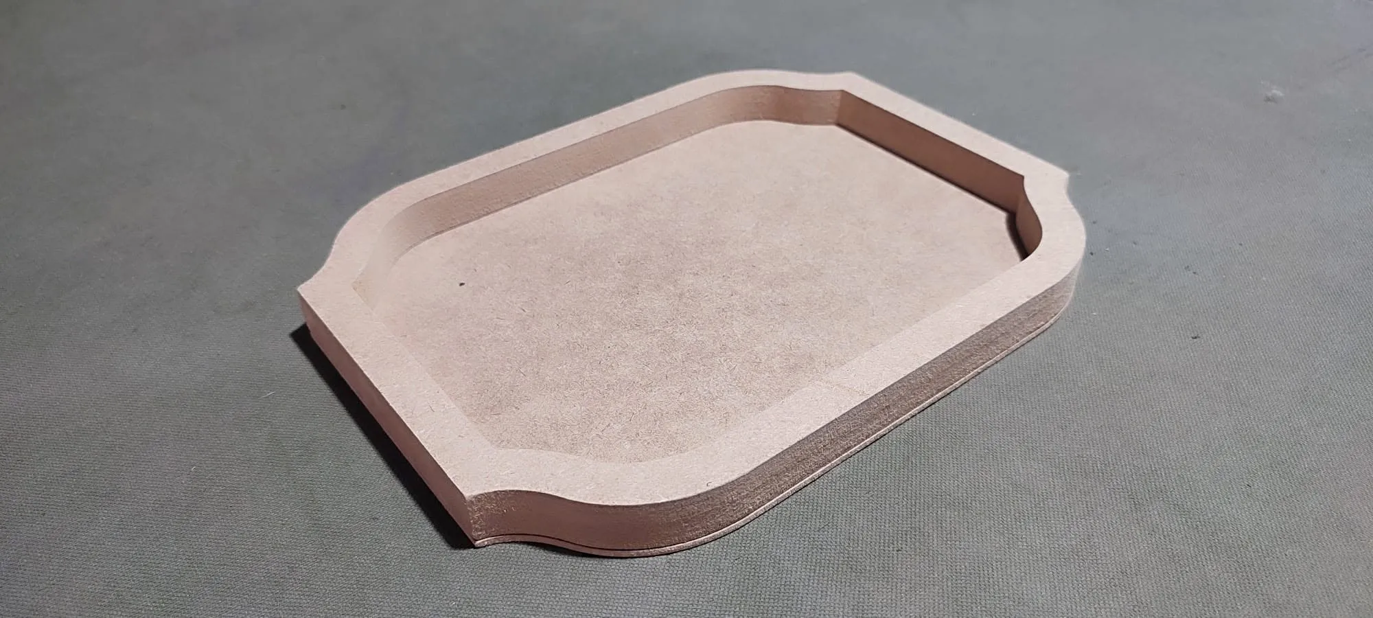 ถาดไม้ MDF ทรงมนเว้ามุม กัดร่องลึกด้วย CNC